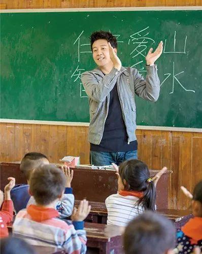 参加过支教的明星,爱心传递照亮未来